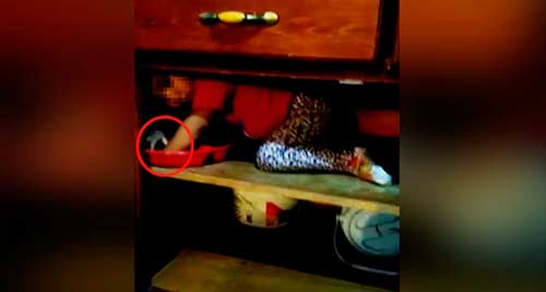 Graba a su hija mientras juega en la cocina y aparece la mano de un fantasma