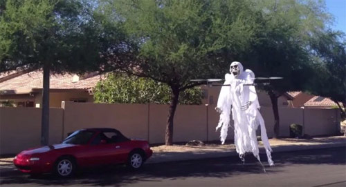 Hombre crea un fantasma con un dron para espantar a sus vecinos este Halloween
