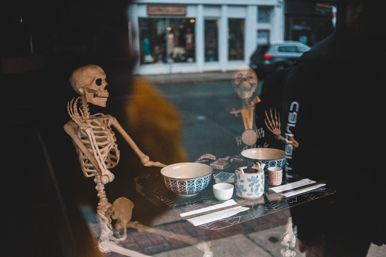 Pexels Erik Mclean 4592257 El amigo muerto