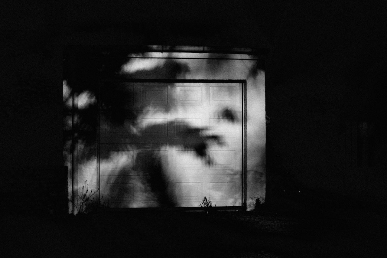 Pexels Mathias Reding 12040564 Una mano misteriosa sin dueño
