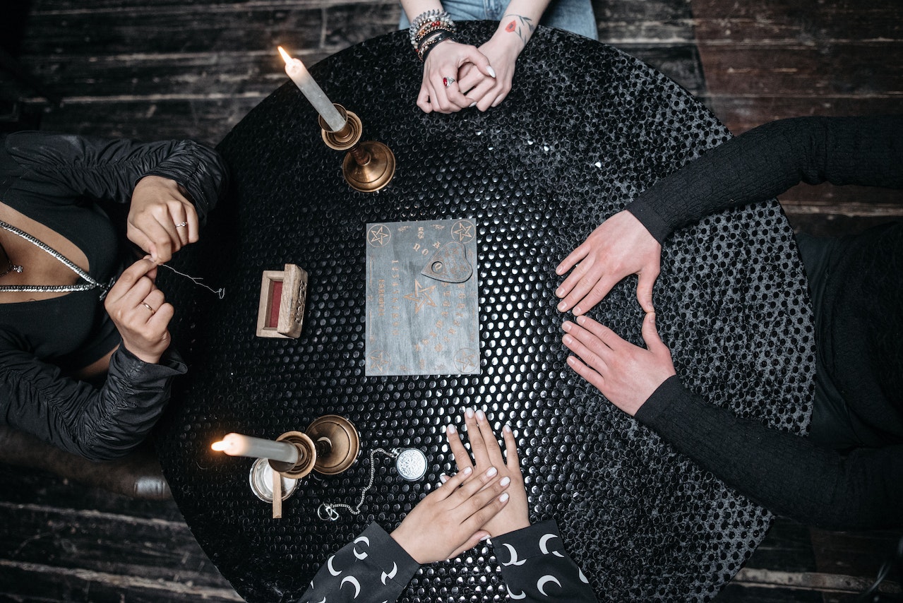 Pexels Pavel Danilyuk 7278725 Entre el diablo y el ouija